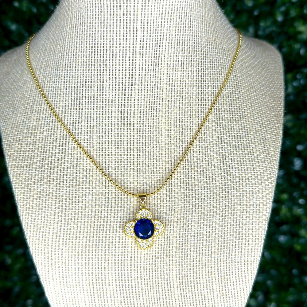 Blue clover pendant